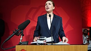 La primera ministra danesa, Mette Frederiksen, se dirige a los miembros de su Partido Socialdemócrata en el Parlamento danés, en Copenhague, tras las elecciones  en 2026.