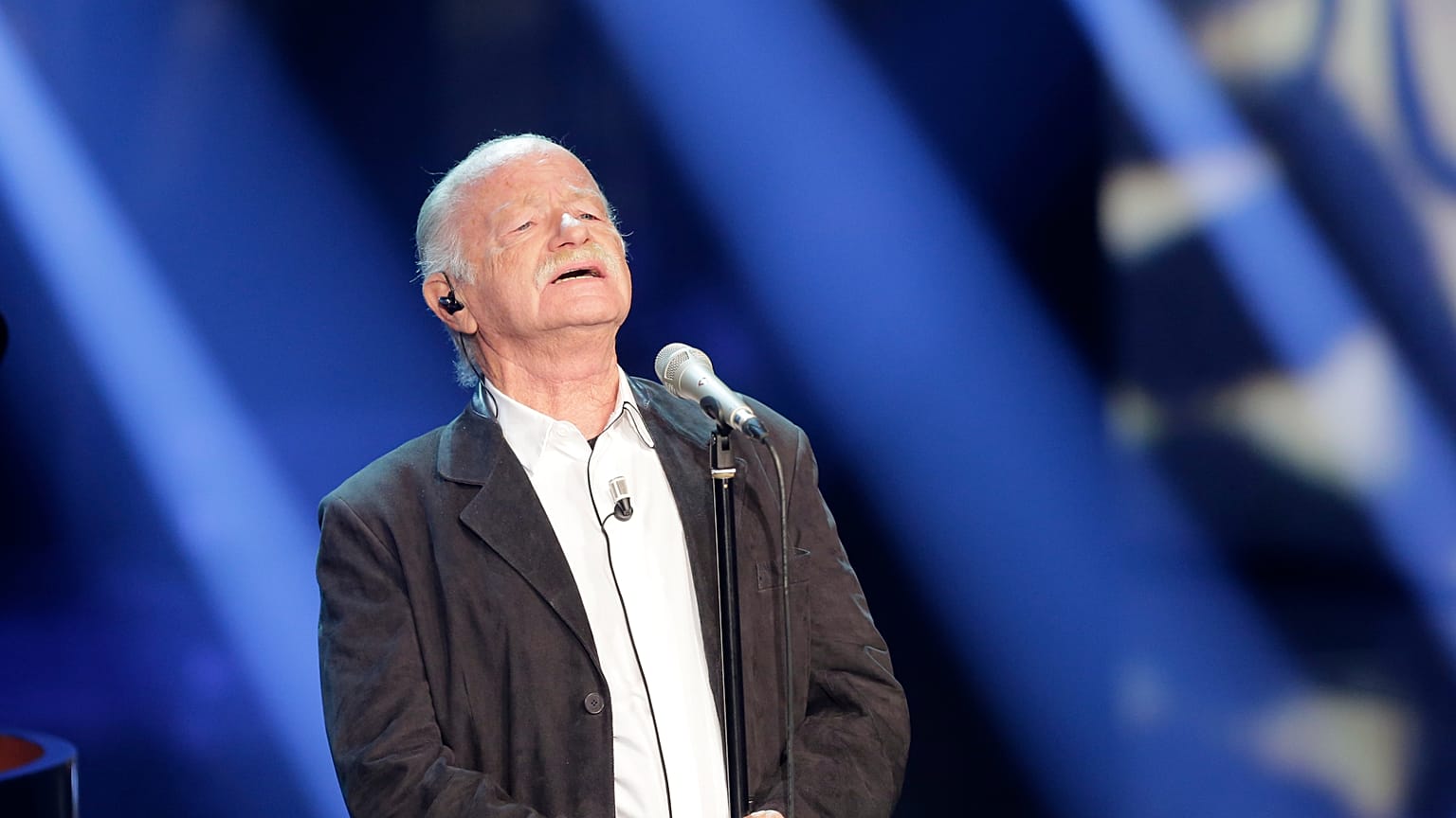 Italian singer Gino Paoli performs during the Italian State RAI TV program "Che Tempo che Fa", in Milan, Italy, Sunday, Nov. 4 (AP Photo/Antonio Calanni)