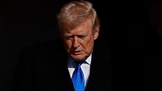 الرئيس دونالد ترامب ينزل من طائرة الرئاسة "إير فورس ون" لدى وصوله إلى قاعدة أندروز المشتركة في ولاية ماريلاند، يوم الاثنين 23 مارس 2026. (صورة من وكالة أسوشيتد برس/لويس إم. أل