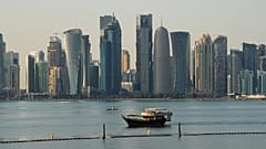 DATEI: Ein Boot fährt an der Skyline von Doha vorbei, 18. Januar 2026 in Doha