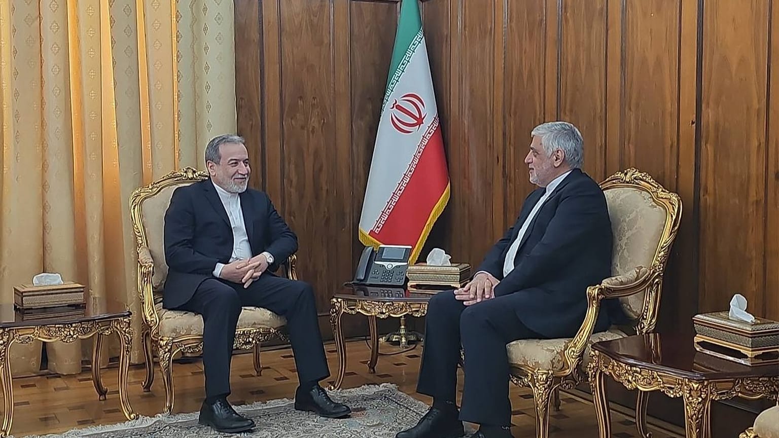 محمد رضا رؤوف شيباني، السفير الإيراني لدى لبنان، يلتقي بوزير الخارجية عباس عراقجي قبيل توجهه إلى بيروت.