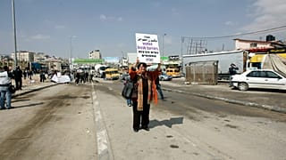 شارك ناشطون في مسيرة بمناسبة اليوم العالمي للمرأة، مطالبين بالإفراج عن الأسيرة الفلسطينية هناء شلبي، التي انقطعت عن الطعام لمدة 22 يوماً، عند حاجز قلنديا بين القدس رام الله