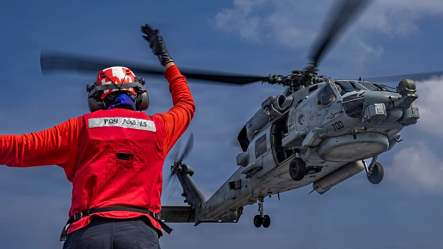  مروحية MH-60R Sea Hawk على سطح حاملة الطائرات من فئة نيميتز يو إس إس أبراهام لينكولن في المحيط الهندي في 21 يناير 2026.