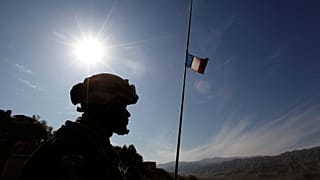 Żołnierz francuskiej Legii Cudzoziemskiej NATO patroluje okolice afgańskiej wioski Ganda Khazaray w pobliżu Surobi,  11 listopada 2009 r. 