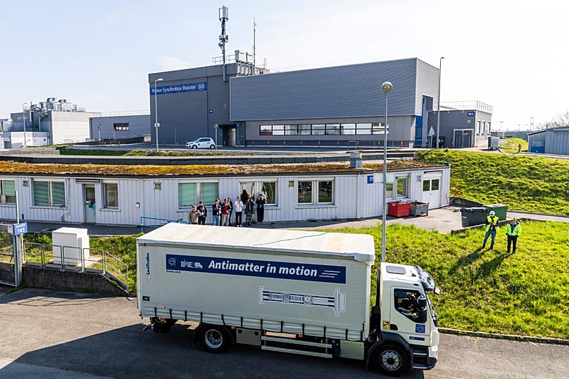 شاحنة تنقل مصيدة المادة المضادة المتنقلة خلال اختبار على الطريق في المنظمة الأوروبية للأبحاث النووية (سيرن)، في ميرين قرب جنيف في سويسرا.