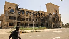DOSYA - Sudan'ın başkenti Hartum'daki Cumhuriyet Sarayı'nın Sudan ordusu tarafından ele geçirilmesinin ardından bir asker sarayın önünde yürüyor, 21 Mart 2025
