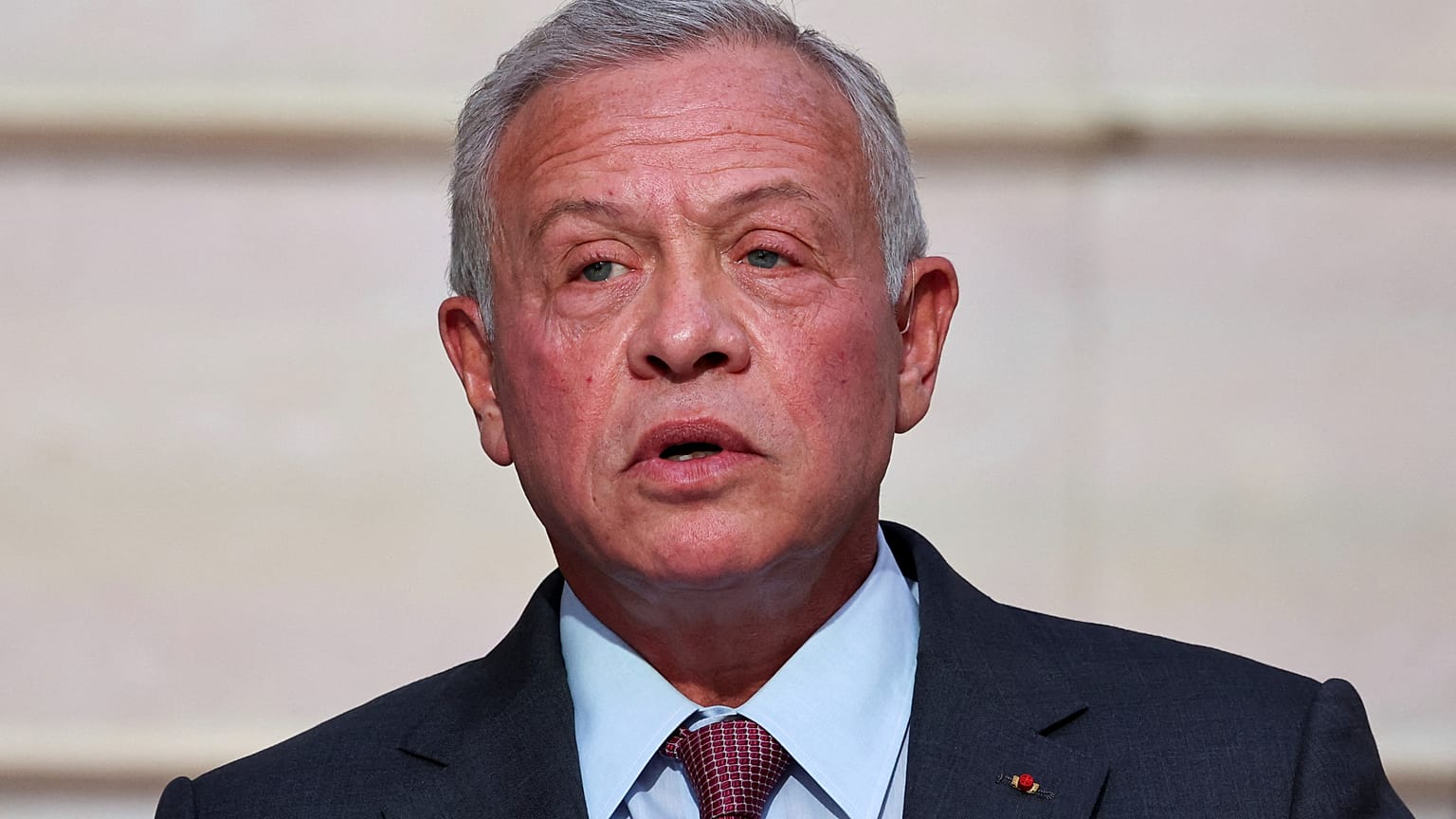 الملك عبد الله ملك الأردن يتحدث خلال مؤتمر صحفي مشترك مع الرئيس الفرنسي إيمانويل ماكرون، في قصر الإليزيه، في باريس، فرنسا، الأربعاء 19 مارس 2025. (غونزالو فوينتيس، صورة مجمعة 