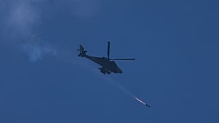 مروحية "أباتشي" إسرائيلية تطلق صاروخًا باتجاه جنوب لبنان، كما تُرى من شمال إسرائيل، الإثنين 23 مارس 2026.