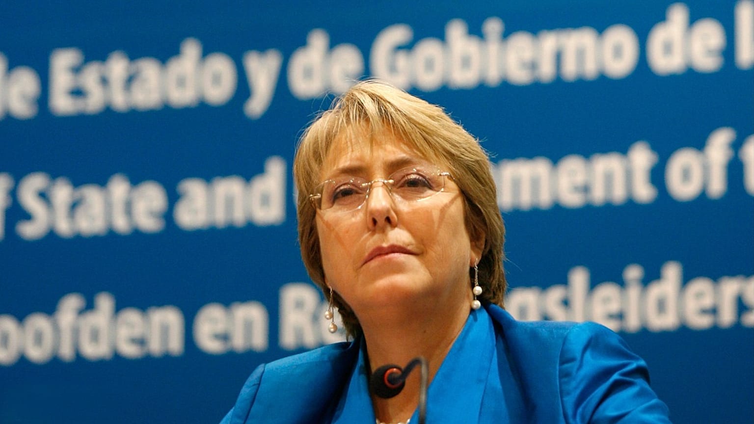 ARCHIVO: La entonces presidenta de Chile, Michelle Bachelet, durante una conferencia de prensa en la Cumbre de la Unión de Naciones Suramericanas, en Brasilia, en mayo de 2008