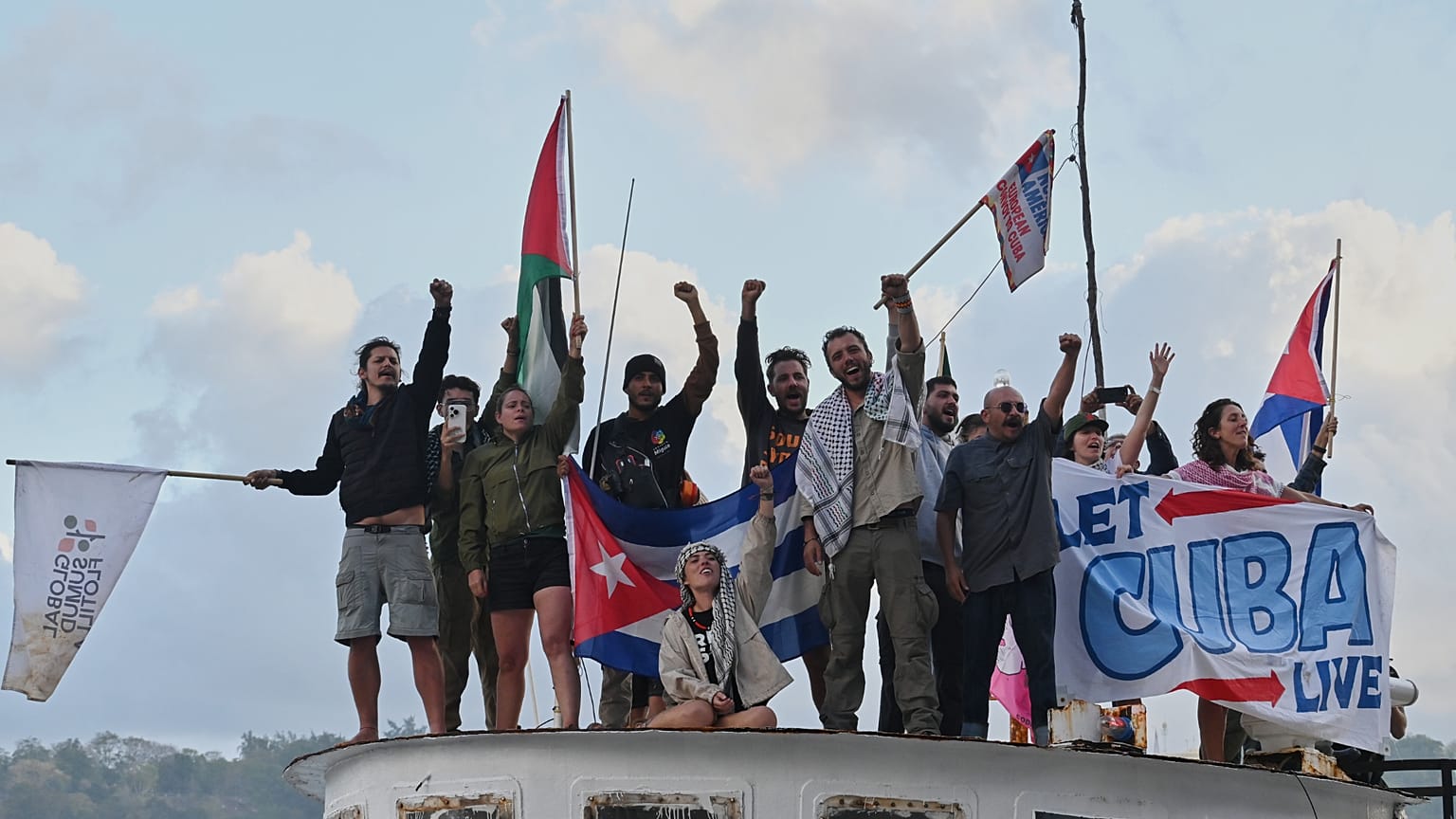 El Maguro o Granma 2.0, parte de la Flotilla de activistas, llega a las costas de Cuba con 30 toneladas de ayuda humanitaria