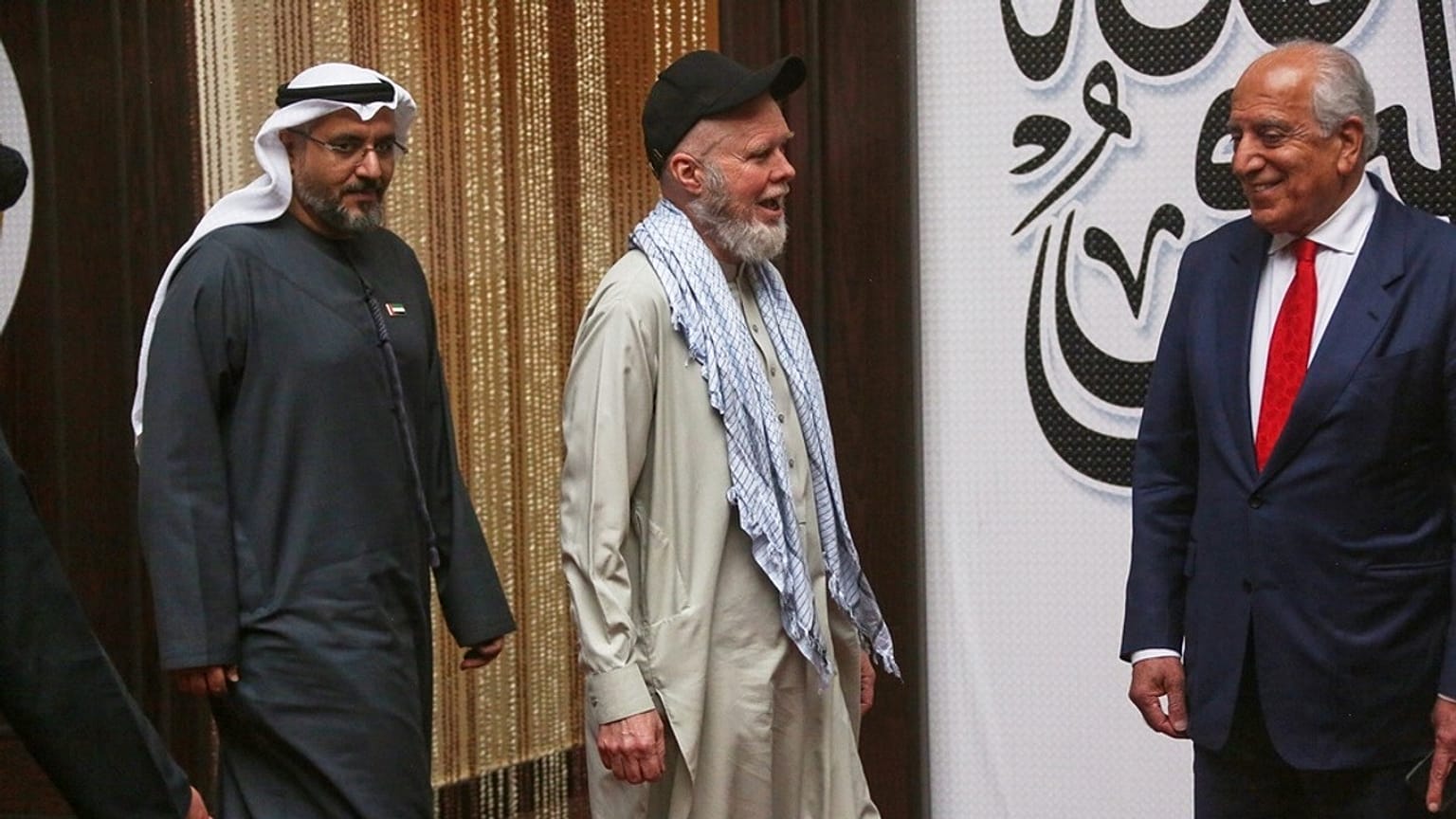 سفير الإمارات في كابول سيف الكتبي، المواطن الأمريكي دينيس كويل، والمبعوث الأمريكي السابق إلى أفغانستان زلماي خليل زاد، في كابول.