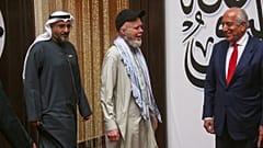 سفير الإمارات في كابول سيف الكتبي، المواطن الأمريكي دينيس كويل، والمبعوث الأمريكي السابق إلى أفغانستان زلماي خليل زاد، في كابول.
