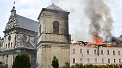 Fuoco e fumo si alzano sopra il centro della città dopo l'attacco di un drone russo a Lviv, in Ucraina, martedì 24 marzo 2026. 