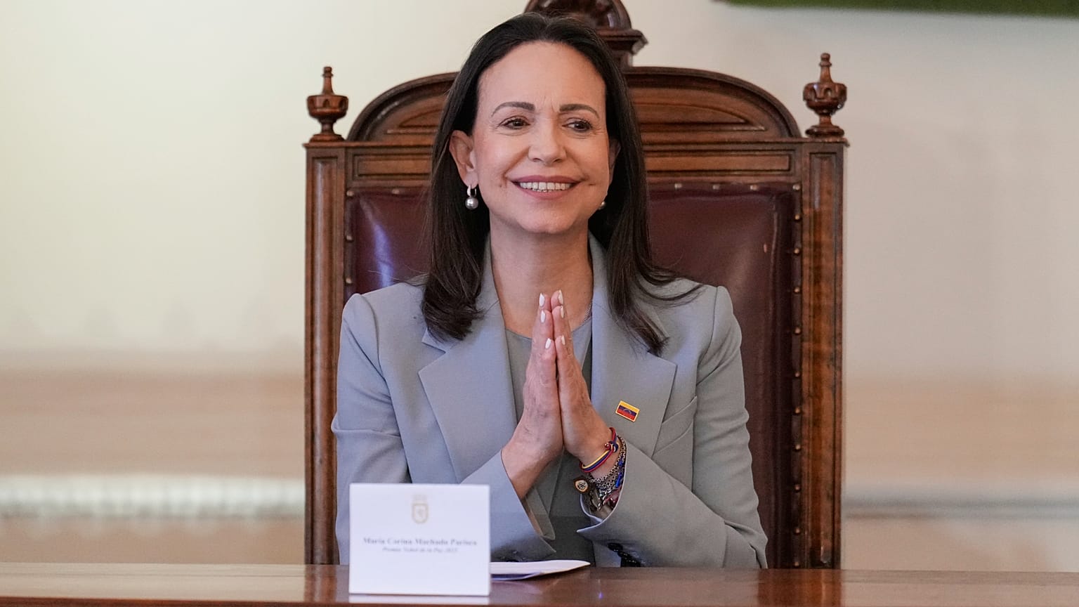 زعيمة المعارضة الفنزويلية ماريا كورينا ماتشادو تلوّح بيدها خلال حفل تسلمت فيه مفاتيح المدينة في سانتياغو، تشيلي، يوم الخميس 12 مارس/آذار 2026. (صورة من وكالة أسوشيتد برس/غوستا