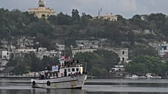 يلوح النشطاء بالأعلام الكوبية والفلسطينية من على متن السفينة ماغورو، القادمة من المكسيك حاملة مساعدات إنسانية ضمن قافلة "نوسترا أمريكا" أو "أمريكانا"، في خليج هافانا، كوبا