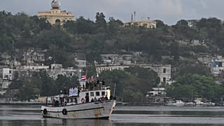 يلوح النشطاء بالأعلام الكوبية والفلسطينية من على متن السفينة ماغورو، القادمة من المكسيك حاملة مساعدات إنسانية ضمن قافلة "نوسترا أمريكا" أو "أمريكانا"، في خليج هافانا، كوبا
