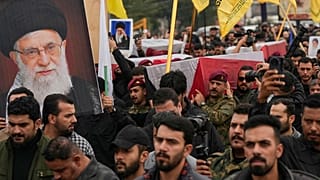 عناصر من هيئة "الحشد الشعبي" يشاركون في تشييع قتلى سقطوا في غارة أمريكية على الأنبار، في العراق، الثلاثاء 24 مارس 2026