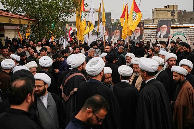 عناصر من هيئة "الحشد الشعبي" يشاركون في تشييع قتلى سقطوا في غارة أمريكية على الأنبار، في العراق، الثلاثاء 24 مارس 2026