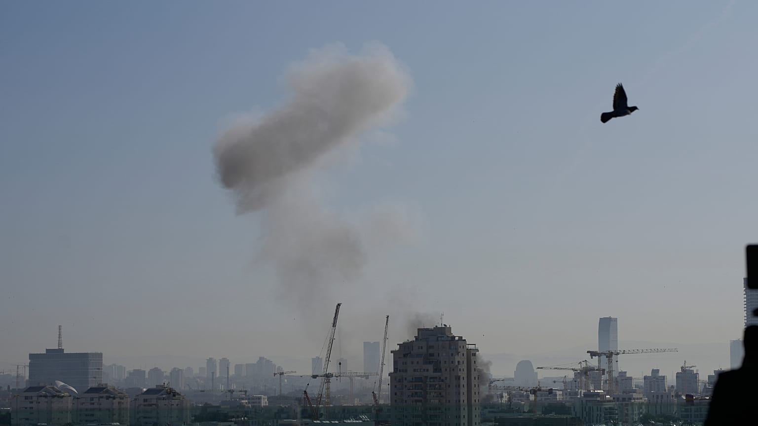 يتصاعد الدخان عقب ضربة صاروخية إيرانية في تل أبيب، إسرائيل، الثلاثاء 24 مارس 2026. (صورة من وكالة أسوشيتد برس/أوهاد زويجنبرغ)