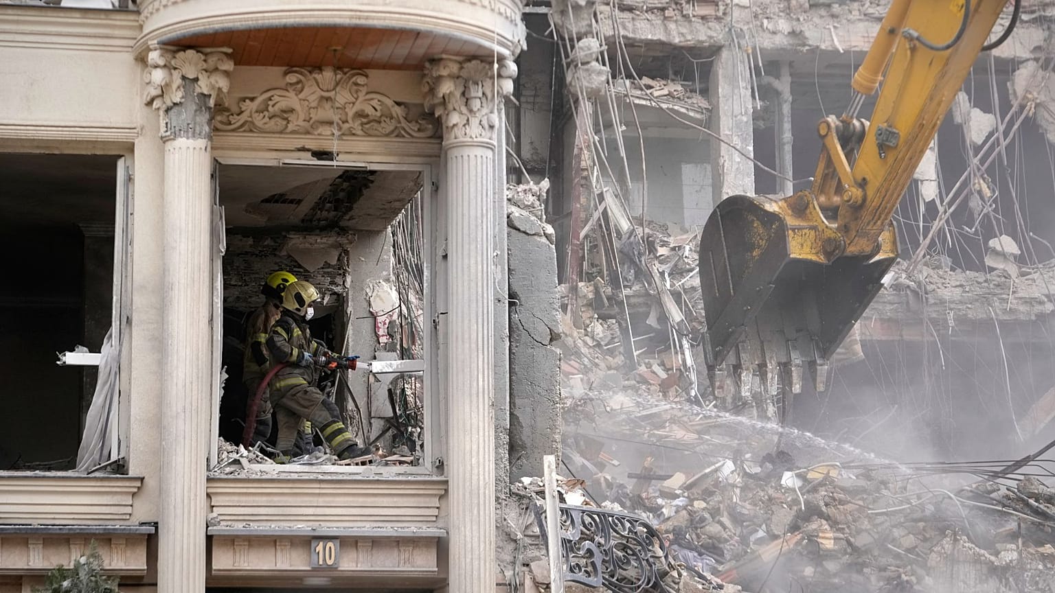 ساختمان تخریب‌شده در حملات آمریکا و اسرائیل به تهران