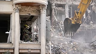 ساختمان تخریب‌شده در حملات آمریکا و اسرائیل به تهران