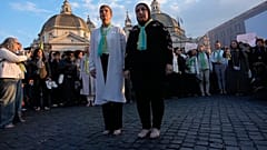 Eem Al-Hajajreh (rechts) und Yael Admi gehen barfuß Seite an Seite bei einem Marsch namens „Mütter rufen nach Frieden“.
