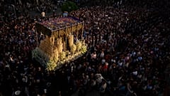 Gläubige tragen eine Marienstatue während der Karwoche durch die Straßen von Sevilla, Spanien, am Sonntag, dem 13. April 2025.