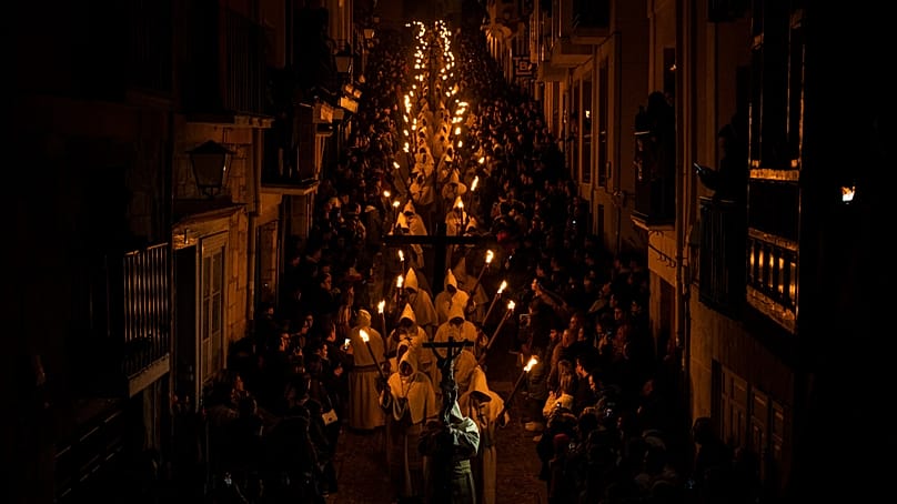Des pénitents de la confrérie du Christ de la Bonne Mort participent à une procession à Zamora, en Espagne, à l’aube du mardi 4 avril 2023. 