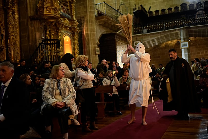 Un pénitent encapuchonné participe à la procession connue sous le nom de « Los Picaos » le Vendredi saint, à San Vicente de la Sonsierra, dans le nord de l’Espagne, le 29 mars 2024.