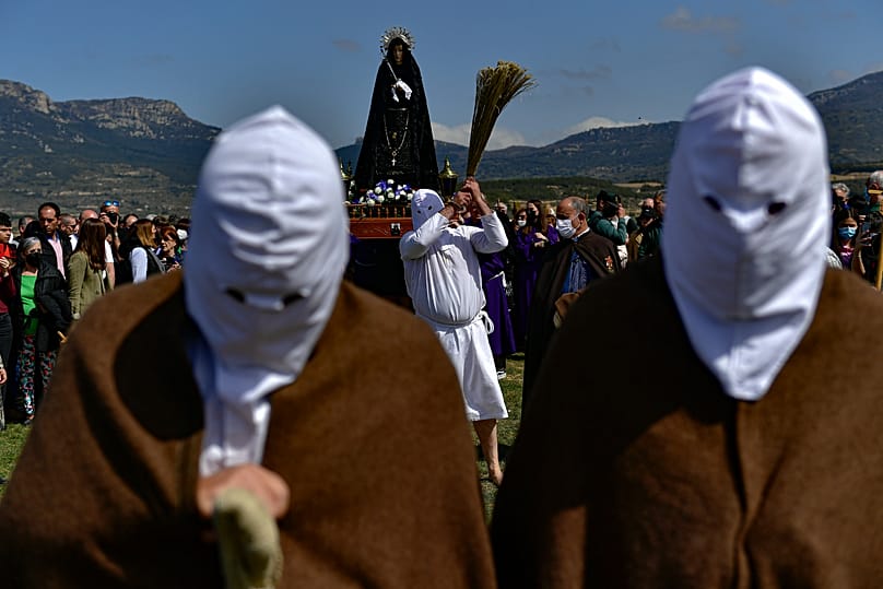 Des pénitents participent à la procession de « Los Picaos » pendant la Semaine sainte à San Vicente de la Sonsierra, dans le nord de l’Espagne, le vendredi 15 avril 2022. 