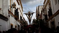 Una figura de Jesucristo se ve en medio de una calle durante una procesión en Jerez, provincia de Cádiz, en el sur de España, el viernes 6 de abril de 2012.
