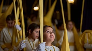 Penitentes de la hermandad de la Pollinita participan en una procesión de Semana Santa en Cabra (Córdoba, España) el domingo 29 de marzo de 2026