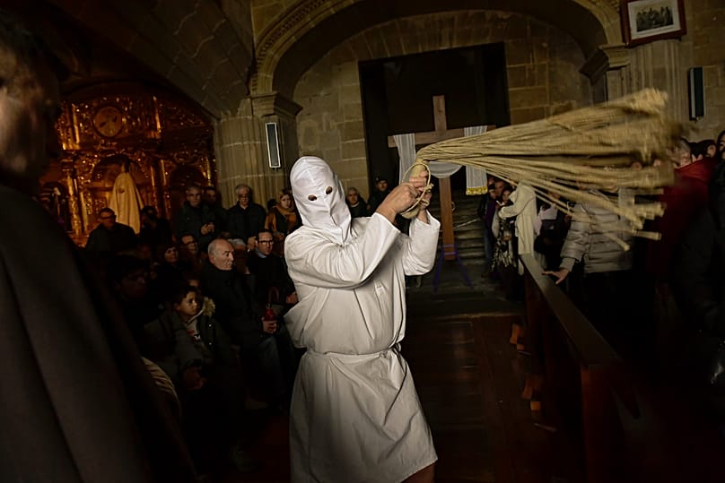 Un penitente encapuchado participa en la procesión conocida como 'Los Picaos' el Viernes Santo, en San Vicente de la Sonsierra, en el norte de España, en marzo de 2024.