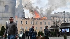 Über dem Zentrum von Lwiw in der Ukraine steigen nach einem russischen Drohnenangriff am Dienstag, 24. März 2026, Flammen und Rauch auf.