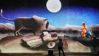 Des visiteurs découvrent une exposition d'art numérique immersive consacrée au peintre naïf français Henri Rousseau, à Dortmund, le mardi 30 septembre 2025.