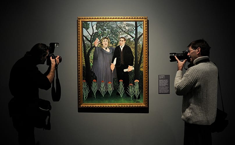 Des photographes devant le tableau d'Henri Rousseau intitulé "La muse inspirant le poète" (1909) au Musée des Beaux-Arts de Budapest, en Hongrie, le mercredi 27 janvier 2010.