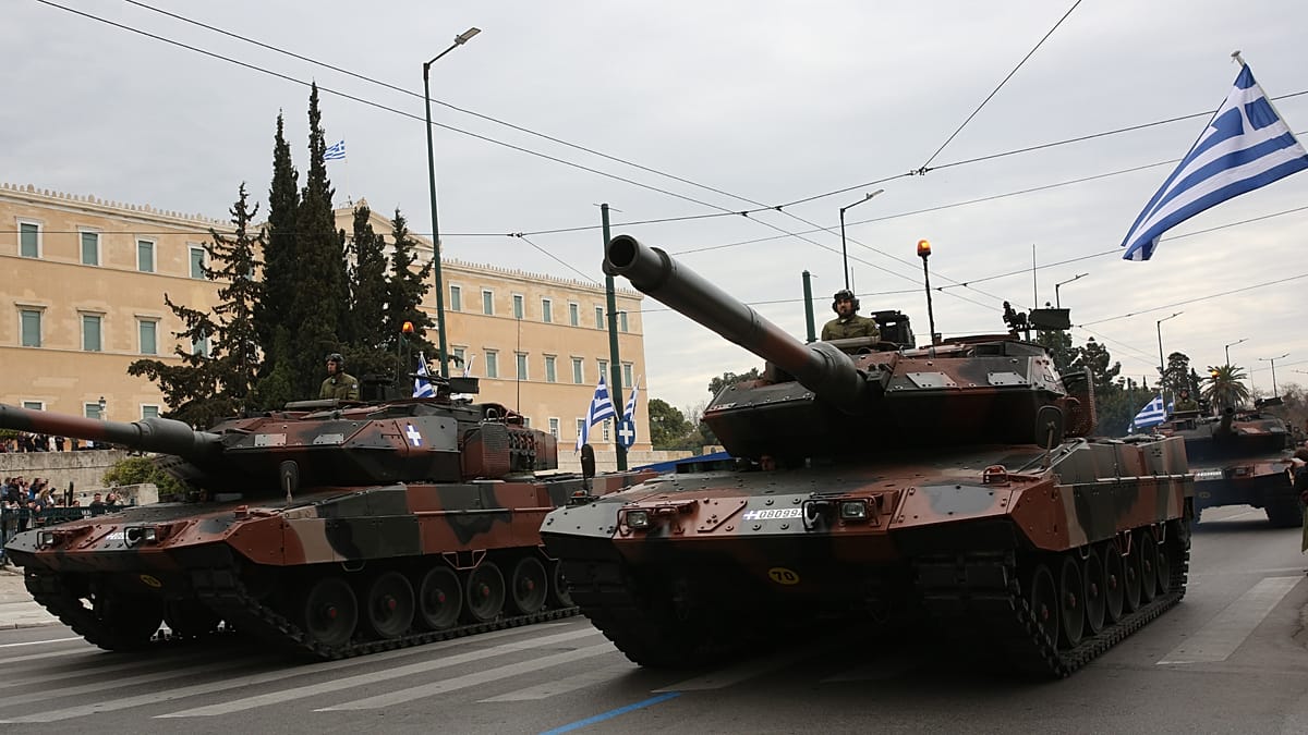 Η Ελλάδα γιορτάζει: Όλα τα βλέμματα στη μεγάλη στρατιωτική παρέλαση