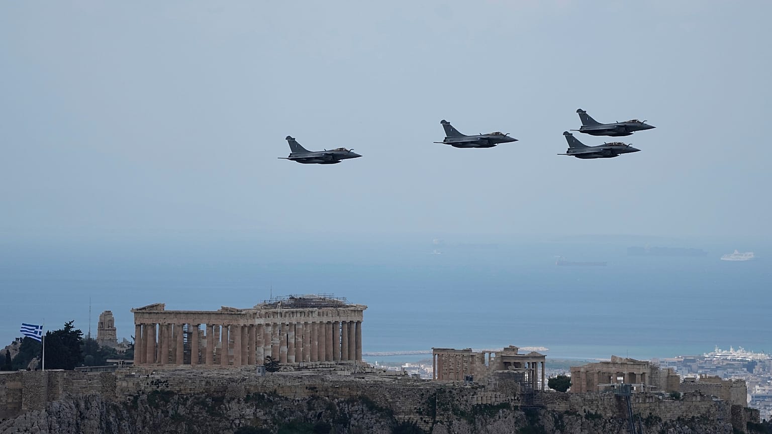 Μαχητικά πάνω από την Ακρόπολη