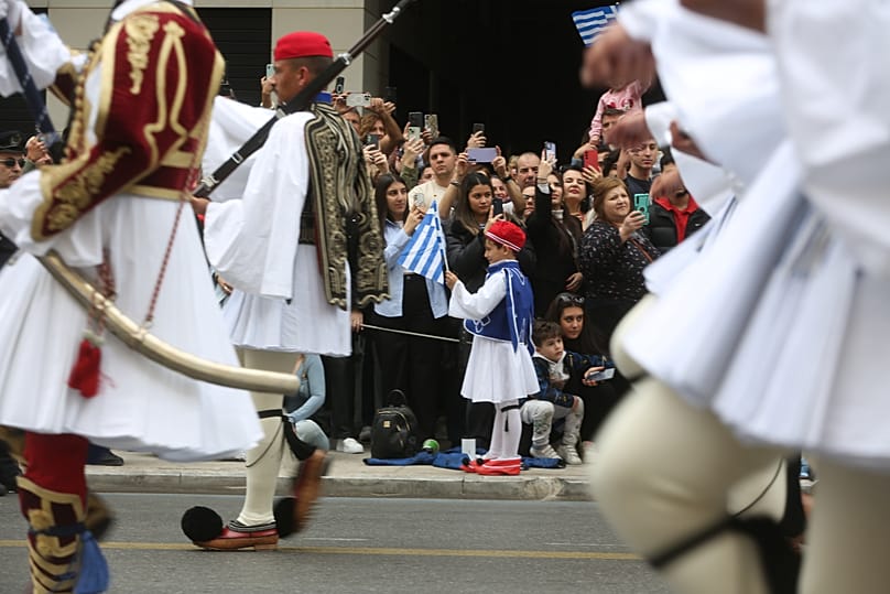 Κόσμος παρακολουθεί τους Εύζωνες της Προεδρικής Φρουράς να παρελαύνουν στη στρατιωτική παρέλαση της 25ης Μαρτίου, στο κέντρο της Αθήνας, Τρίτη 25 Μαρτίου 2025.