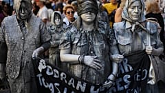Aktivisten demonstrieren bei einer Kundgebung in Buenos Aires am Jahrestag des Putsches, der von 1976 bis 1983 die Militärdiktatur an die Macht brachte.