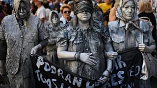 Activistas se manifiestan durante una marcha en el aniversario del golpe que llevó al poder al régimen militar (1976-1983), en Buenos Aires, Argentina