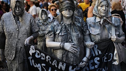 Activistas se manifiestan durante una marcha en el aniversario del golpe que llevó al poder al régimen militar (1976-1983), en Buenos Aires, Argentina