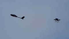 Un chasseur de drones intercepte un drone cible lors d'exercices à l'école Yatagan pour les systèmes aériens sans pilote dans la région de Kyiv, en Ukraine, le 19 mars 2026