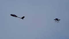 Ein Drohnenjäger fängt während einer Übung an der Yatagan-Schule für unbemannte Flugsysteme in der Region Kyjiw, Ukraine, eine Zieldrohne ab. 