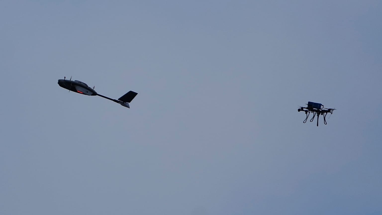 Łowca dronów przechwytuje drona-cel podczas ćwiczeń w szkole bezzałogowych systemów powietrznych Jatagan w obwodzie kijowskim na Ukrainie, w czwartek 19 marca 2026 r.