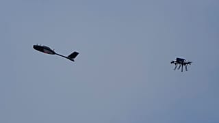 Łowca dronów przechwytuje drona-cel podczas ćwiczeń w szkole bezzałogowych systemów powietrznych Jatagan w obwodzie kijowskim na Ukrainie, w czwartek 19 marca 2026 r.