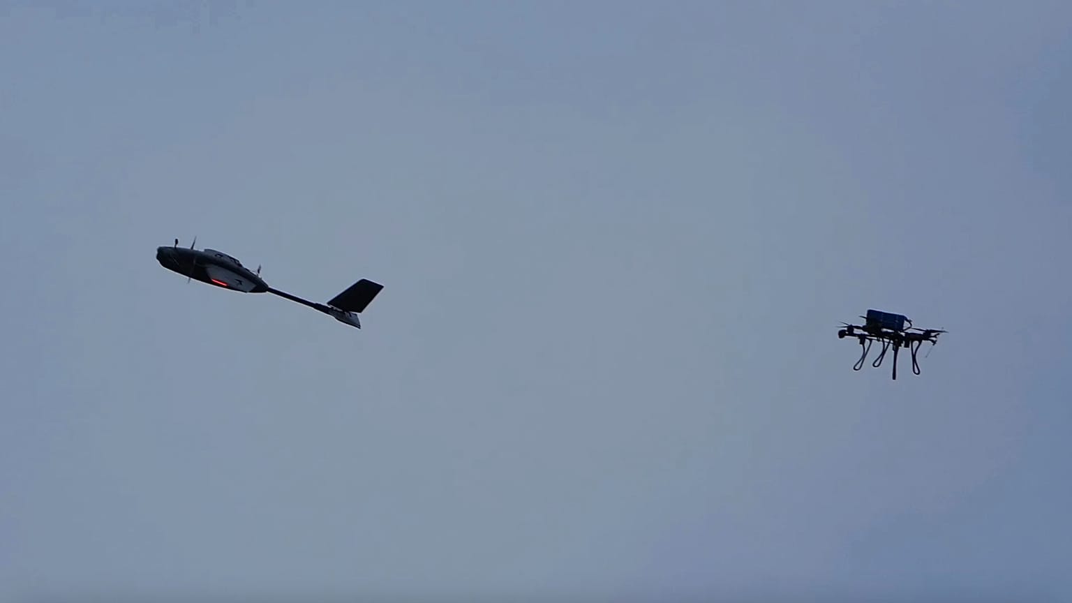 ARŞİV-Kiev'deki Yatagan İnsansız Hava Sistemleri Okulu'nda yapılan tatbikatlar sırasında bir insansız hava aracı avcısı hedef bir insansız hava aracını etkisiz hale getiriyor.