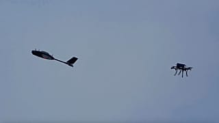 ARŞİV-Kiev'deki Yatagan İnsansız Hava Sistemleri Okulu'nda yapılan tatbikatlar sırasında bir insansız hava aracı avcısı hedef bir insansız hava aracını etkisiz hale getiriyor.