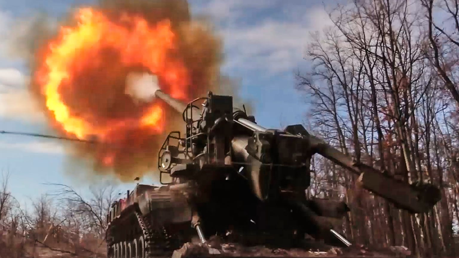 Imagen  de archivo extraída de un vídeo facilitado por el Servicio de Prensa del Ministerio de Defensa ruso el lunes 23 de marzo de 2026, un cañón autopropulsado ruso.