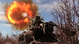 Imagen  de archivo extraída de un vídeo facilitado por el Servicio de Prensa del Ministerio de Defensa ruso el lunes 23 de marzo de 2026, un cañón autopropulsado ruso.